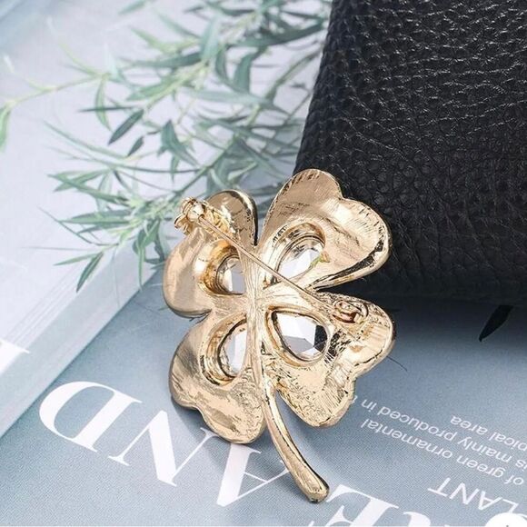 🍀 Betsey Johnson sparkling green lucky four leaf clover brooch 🍀 - Picture 2 of 8